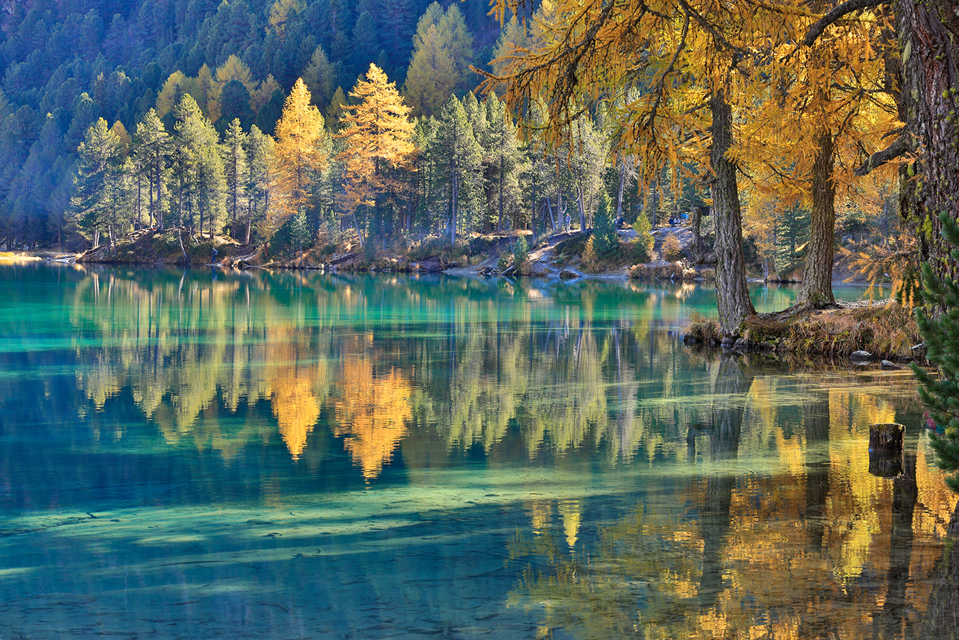 Bergsee in verträumten Herbstfarben