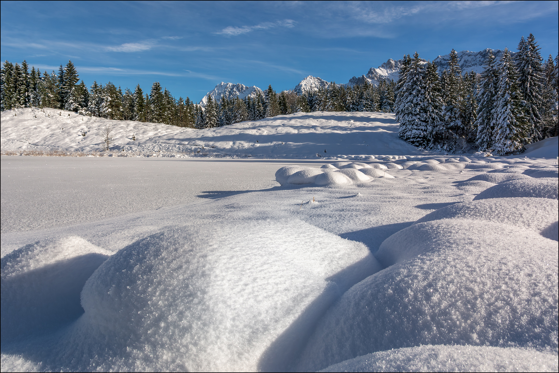 kleine Hügel und große Berge