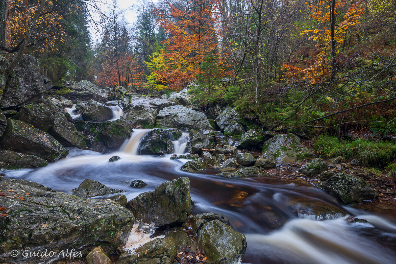 Wasser, das durch Steine fließt