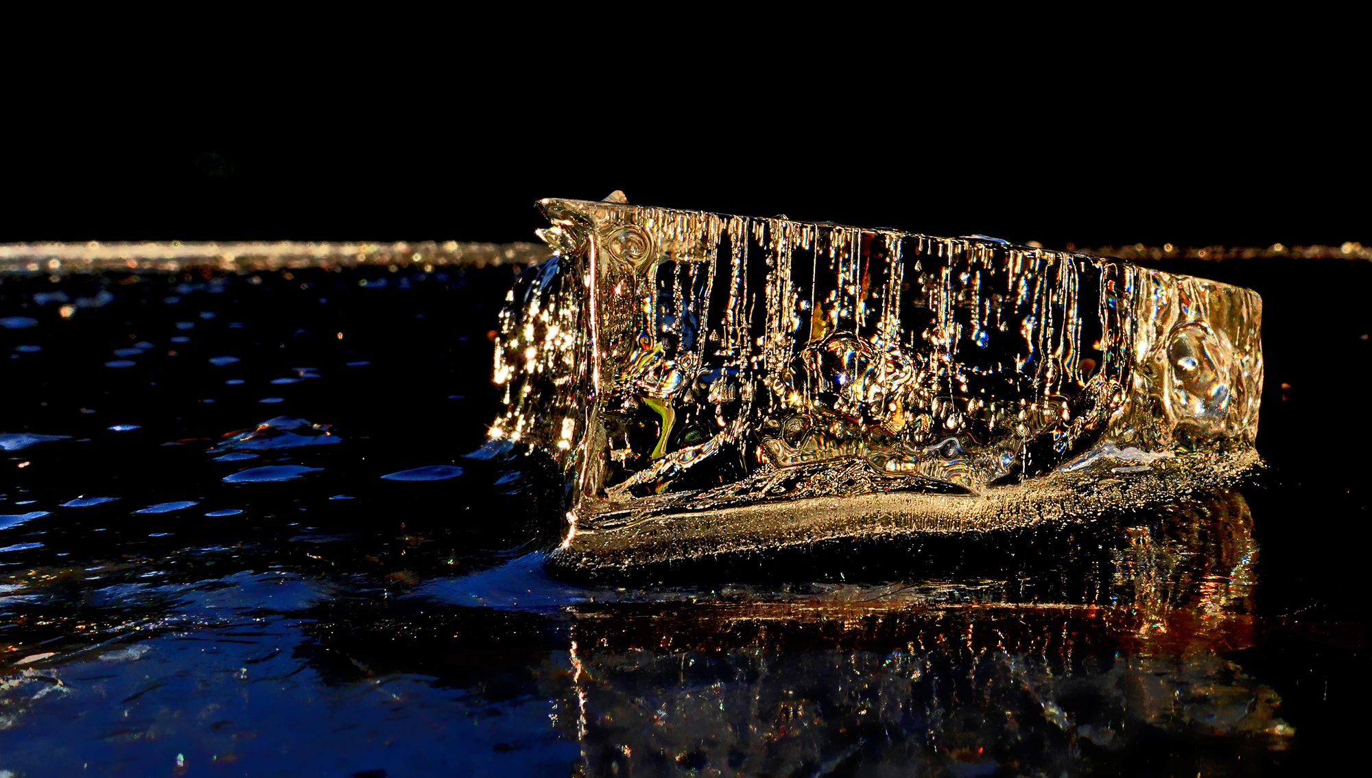 Eisblock im Abendlicht