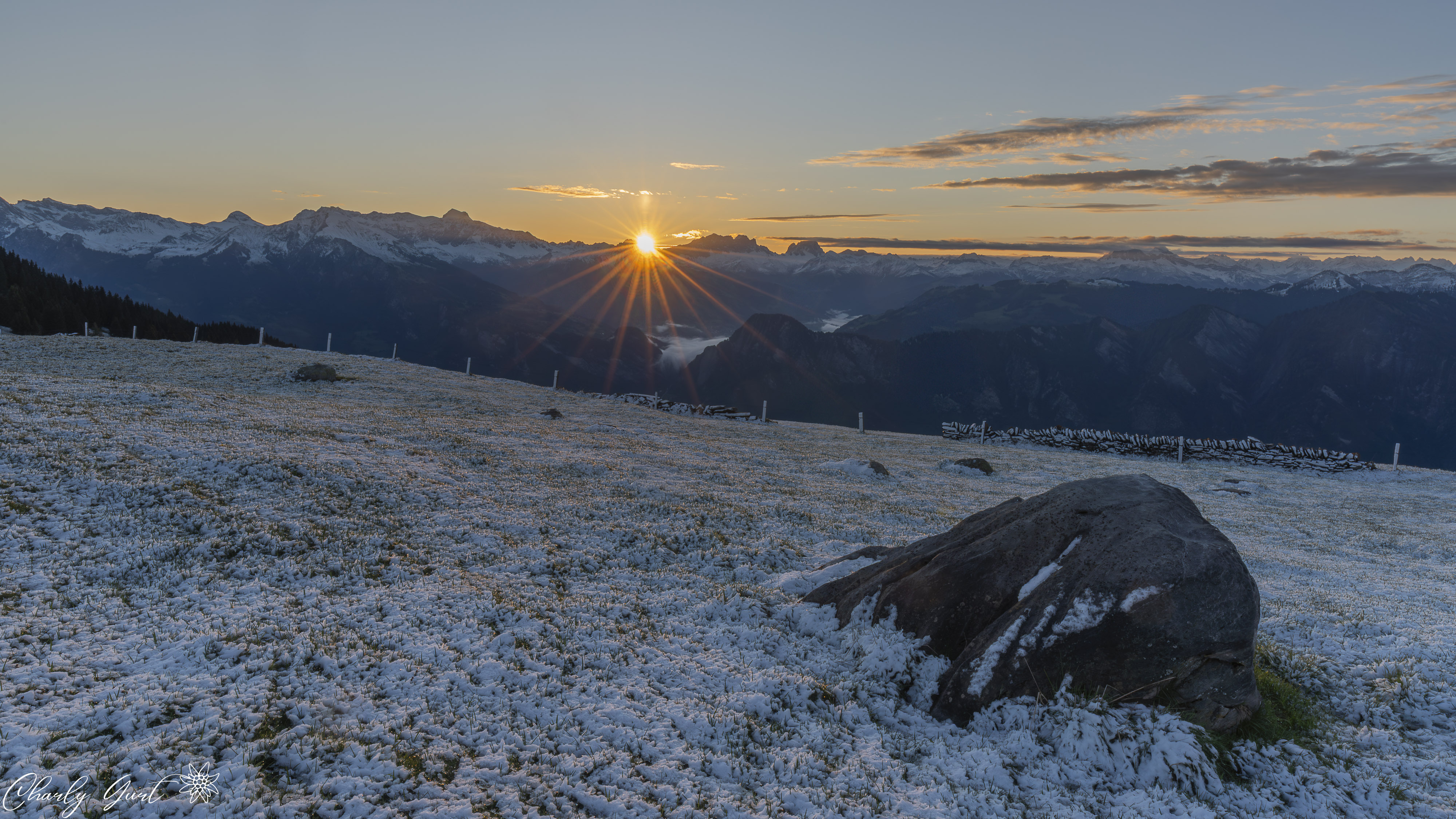 Goldene Sonne auf kaltem Schnee