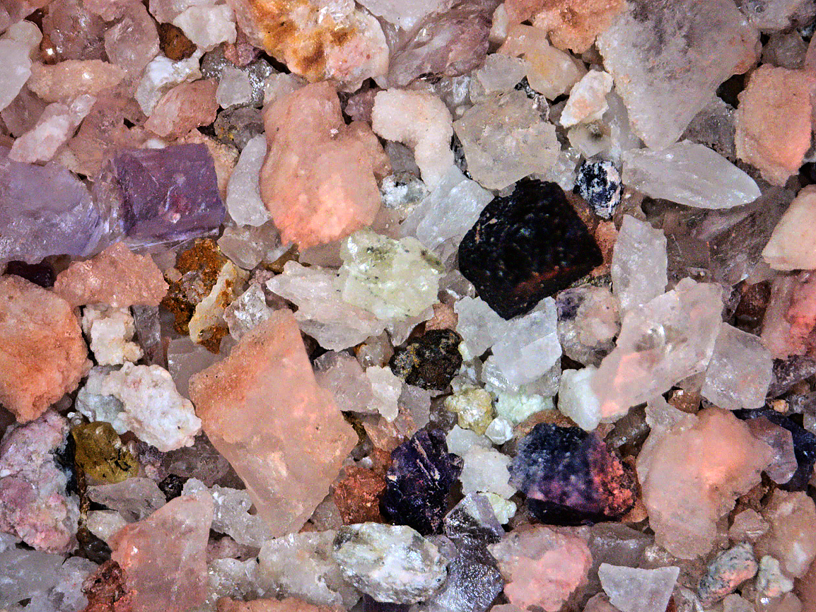 Mineralien aus dem Sand der Grube Clara und Mineralienhalde