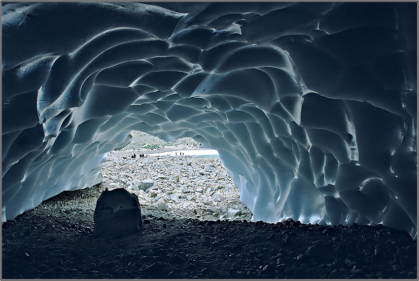 Blick aus einer Gletscherhöhle