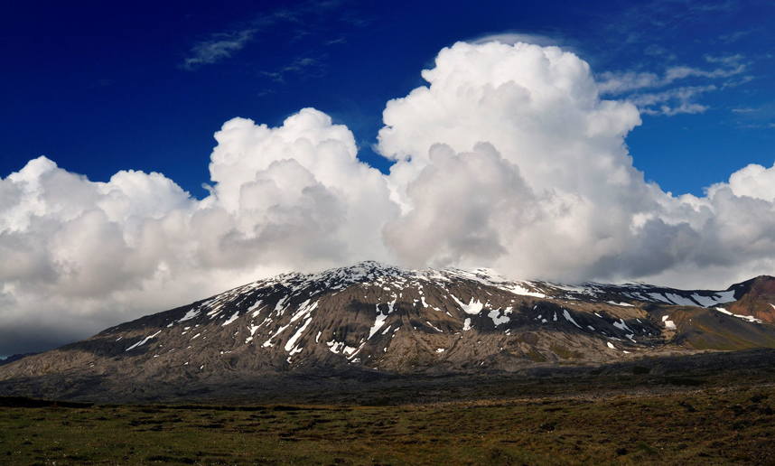 Snaefelsjökull unter Wolkenfront