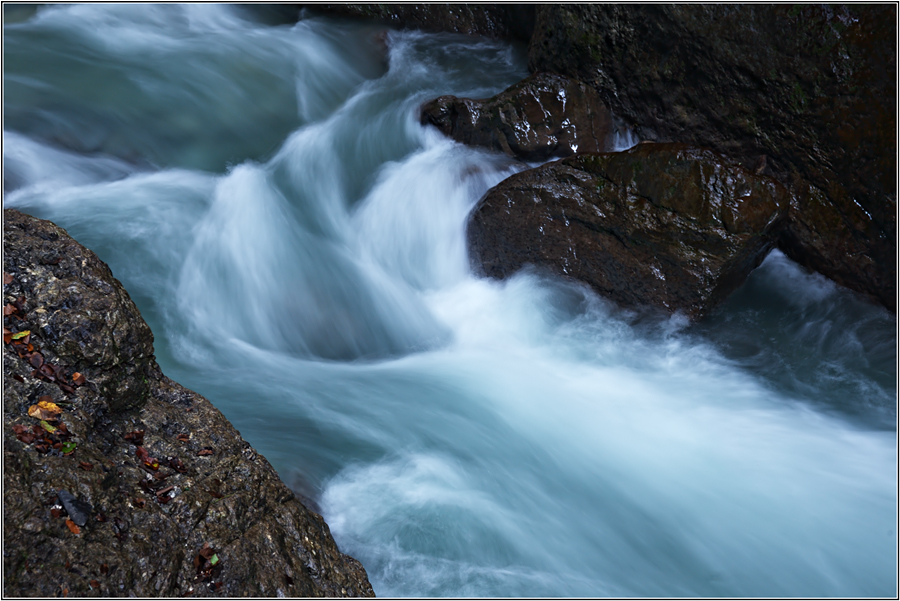 Dann wird es sehr eng und dunkel und das Wasser tobt  (4)