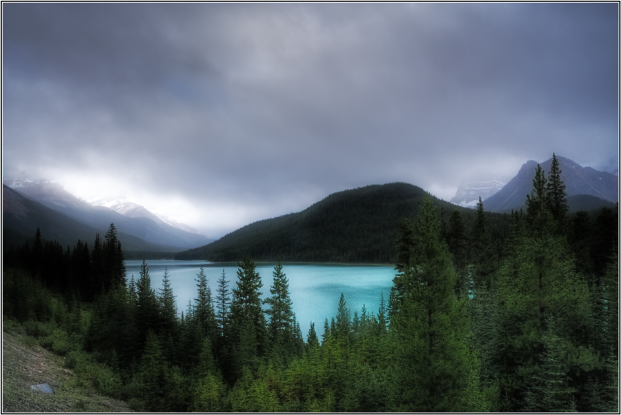 Schneeregen über dem Bergsee