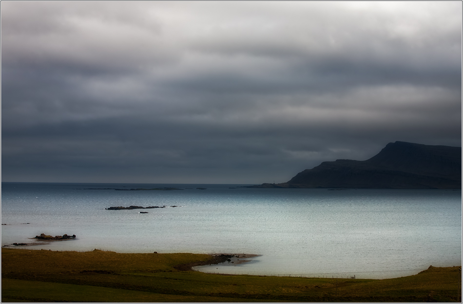 Dunkle Wolken über dem Meer...