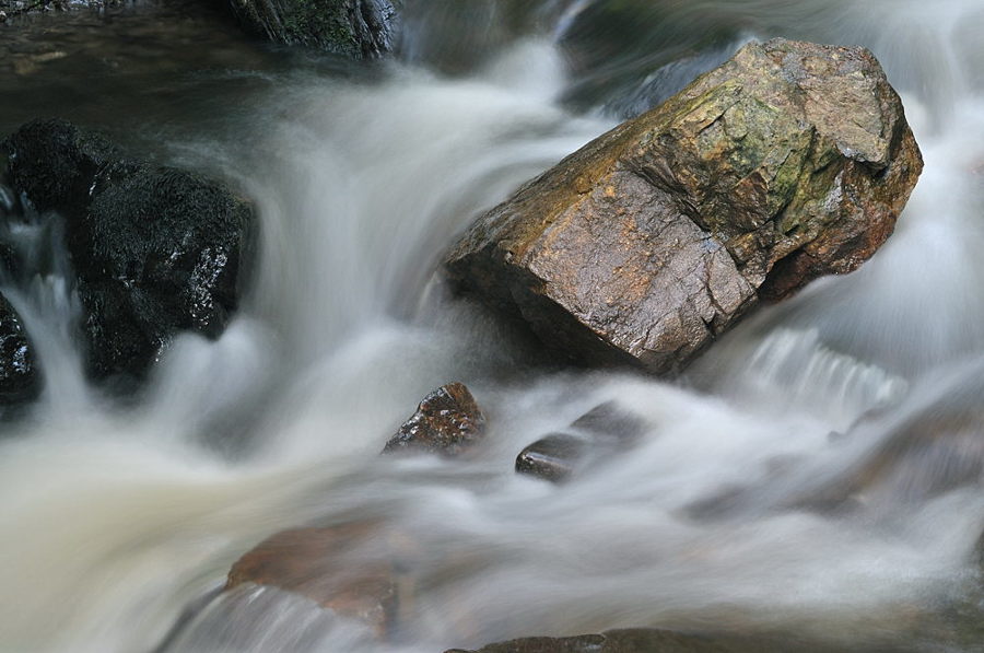 Weiches Wasser gegen harten Gneis