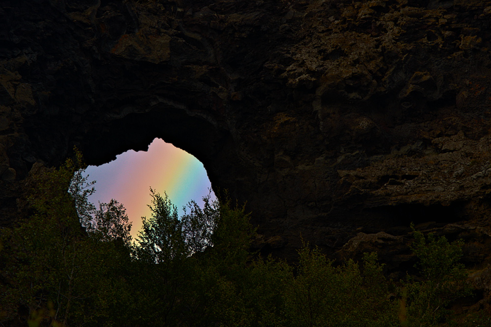 Farbenspiel hinter Lava