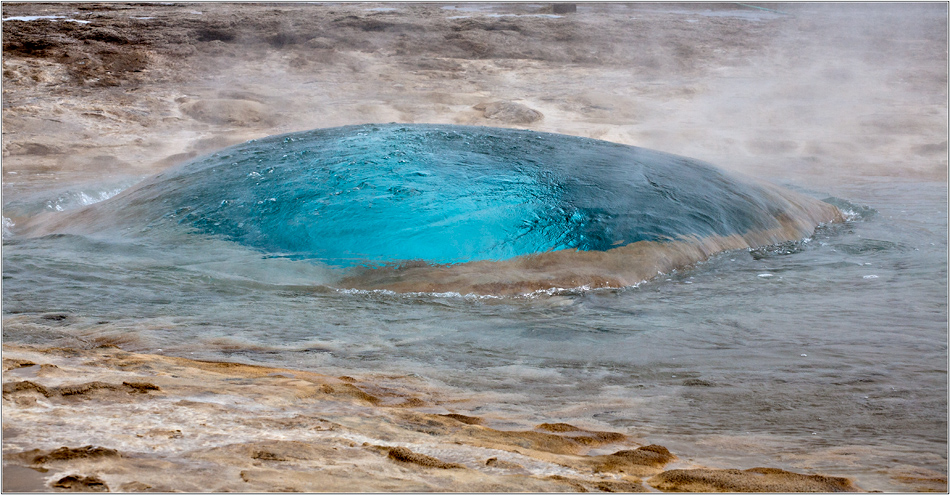 Strokkur kurz vor  dem Ausbruch....