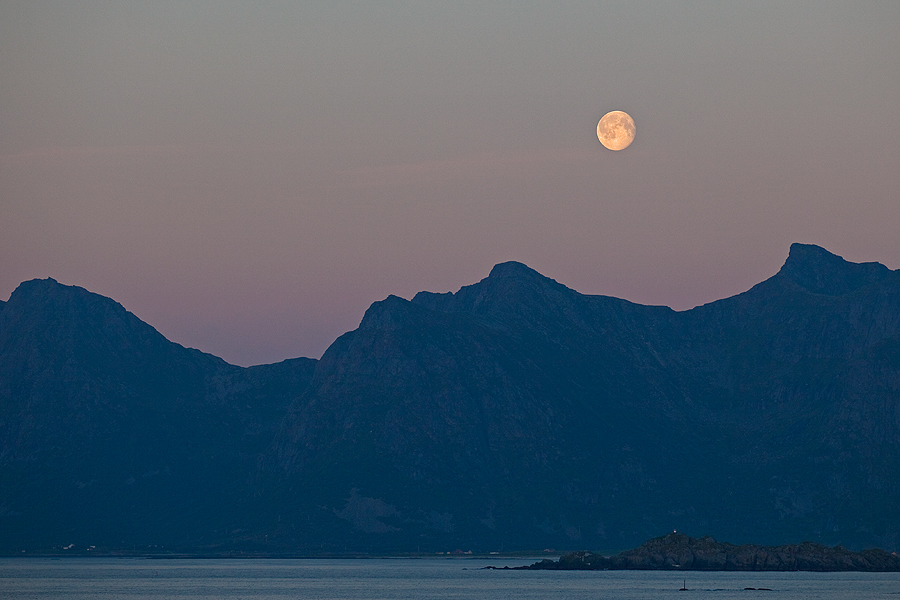 Mond über den Lofoten