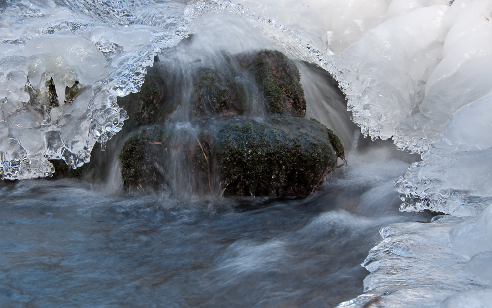 Eisdecke mit Loch