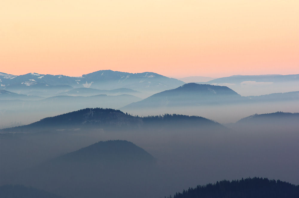 Bergverlauf im Abendlicht