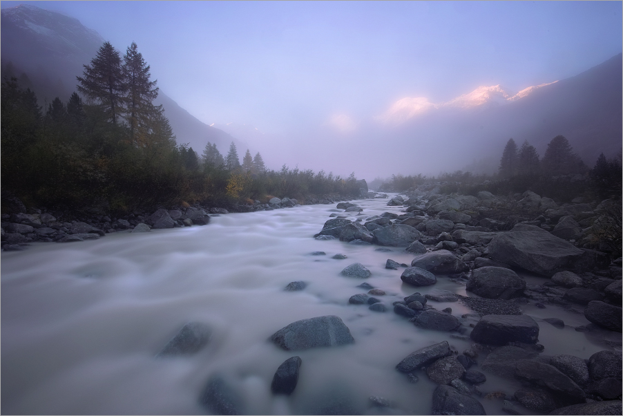 Gletscherbach im Morgenlicht