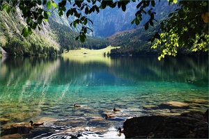 Blick über einen Bergsee...