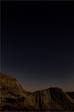 Badlands bei Mondlicht mit Sternen