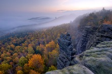 Herbstliche Nebelautobahn