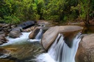 Wasserfall- und Stromschnellenlandschaft