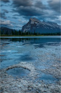 Zur blauen Stunde an den Vermillion Lakes