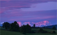 rote Berge zur blauen Stunde