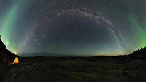 Milchstraße und Polarlicht über Island