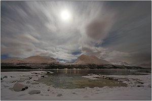 Vollmond über dem Straumsfjord / Nordnorwegen