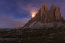 Untergehender Vollmond an der kleinen Drei Zinnen Kante..