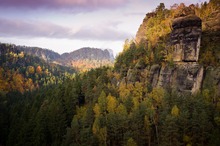 Blick vom Domwächter zum Falkenstein durch die Lorenzlöcher