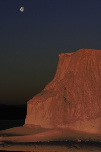 Eisberg nach Sonnenuntergang II - mit Mond
