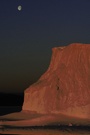 Eisberg nach Sonnenuntergang II - mit Mond