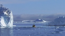 Fischerboot zwischen Eisbergen - Ilulissat