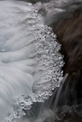 Eisgebilde in einem Bach in den Nockbergen