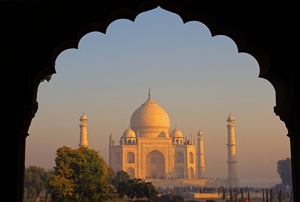 Taj Mahal mit Schwarzmilanen