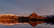 Stilles Wasser - roter Berg