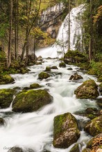 Unterhalb des Wasserfalls