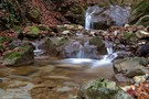 Bachlauf mit Wasserfall