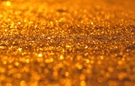 Letzte Sonnenstrahlen glitzern auf dem Schnee ....