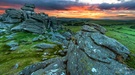 Hound Tor im Dartmoor bei Sonnenuntergang