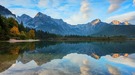 Der Almsee, mit den ersten Sonnenstrahlen am Toten Gebirge.