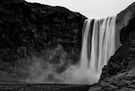 Skogarfoss in schwarz weiß