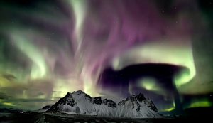 Ein Sonnensturm (Aurora-Borealis) über dem Vestrahorn - Island