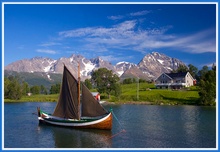 Segelboot vor Lyngen-Alpen.