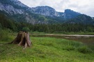 An einen kleinen Bergsee im Salzkammergut