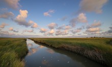 Weite und Wolken im Wattenmeer