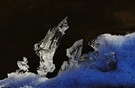 Erglühender Eiskristall im Abendlicht