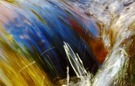 Energie und farbliche Dynamik im Wildbach