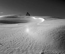 Matterhorn Gipfel schaut hinter Schneefeld hervor