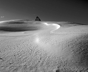 Matterhorn Gipfel schaut hinter Schneefeld hervor