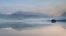 Der Nebel und die Hütte im Wasser