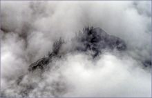 *Bergspitze im Nebel*